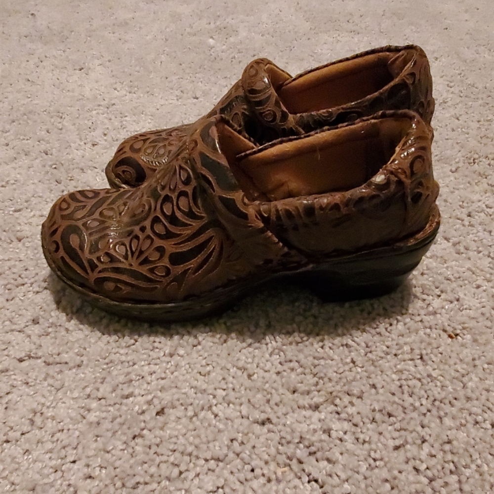 B.O.C clogs